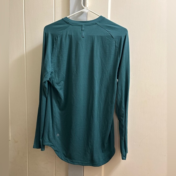 EUC Lululemon Men’s Long Sleeve Top - Picture 2 of 4